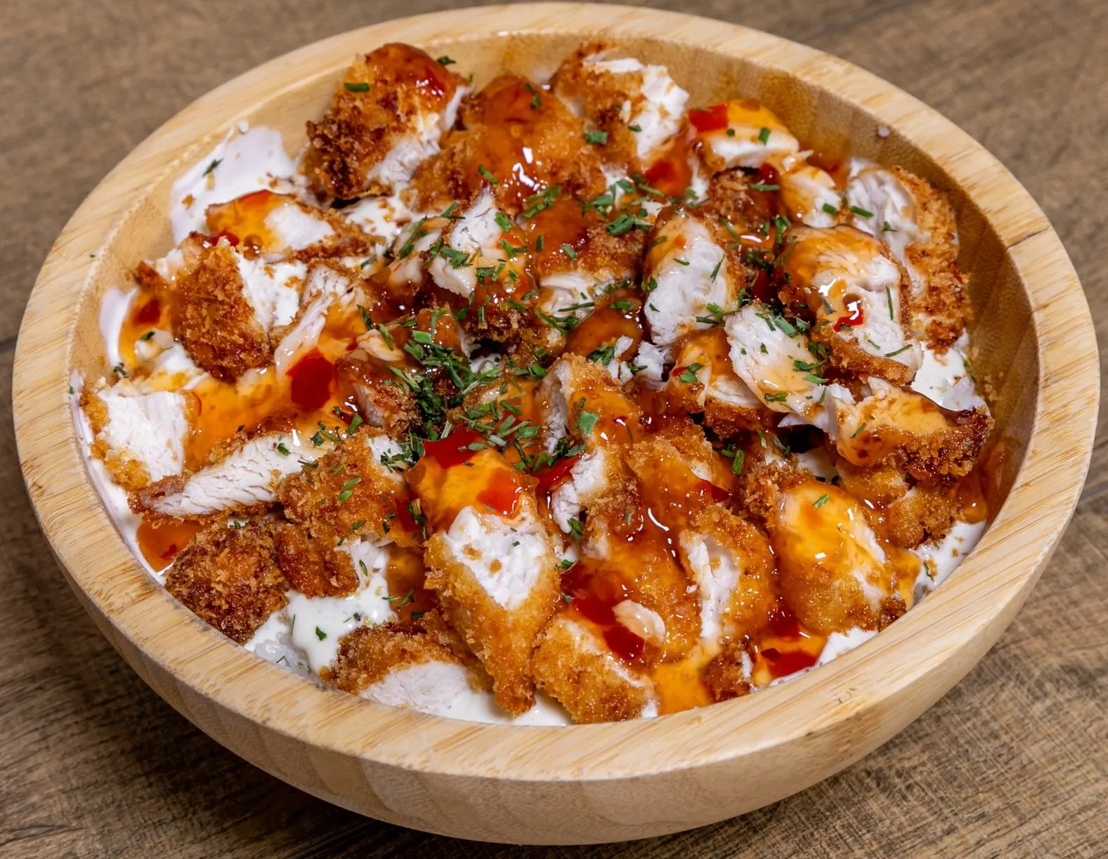 Crousty sauce aigre-douce : poulet pané croustillant dans un bol en bois