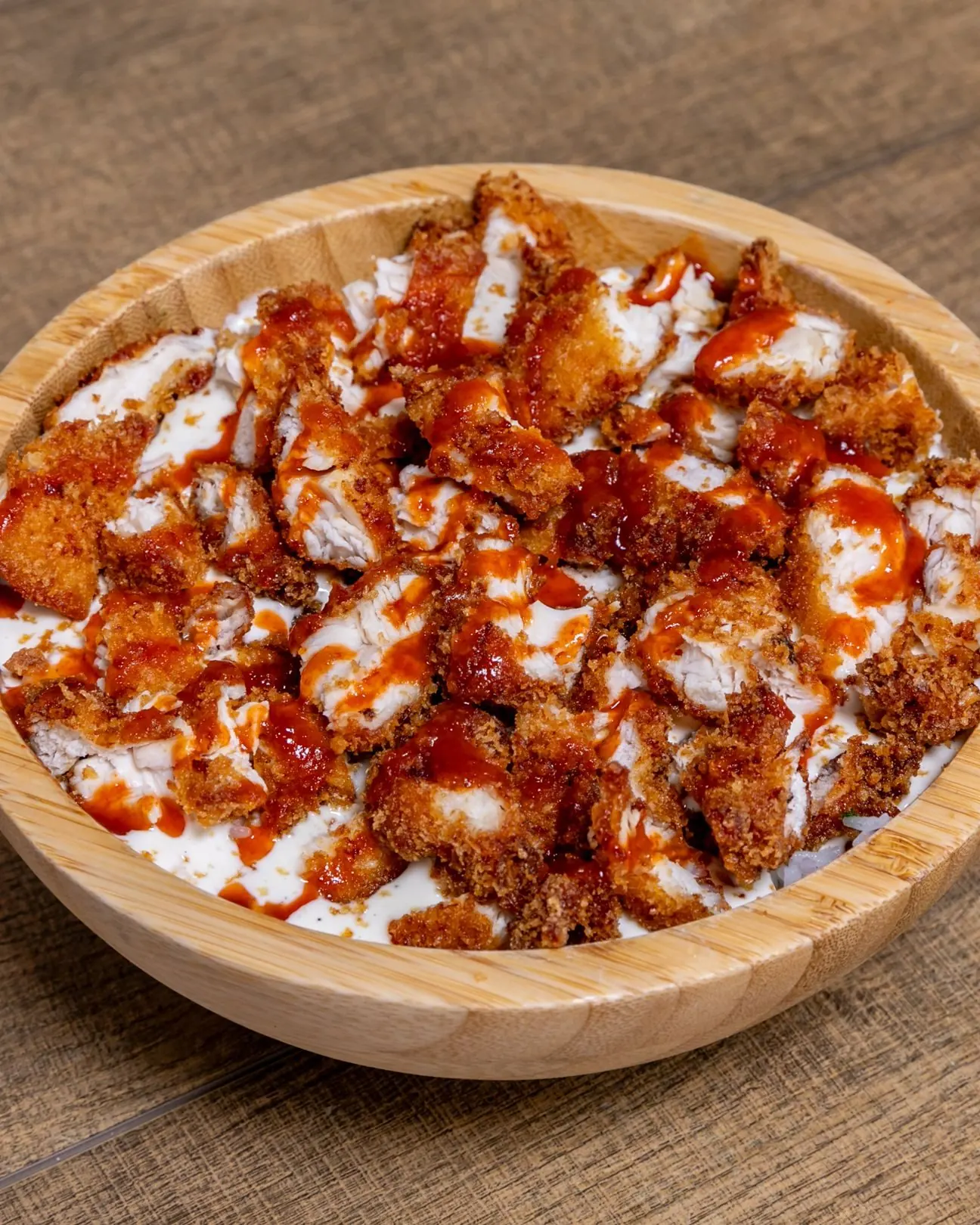 Le Crousty sauce piquante : poulet pané croustillant dans son bol en bois